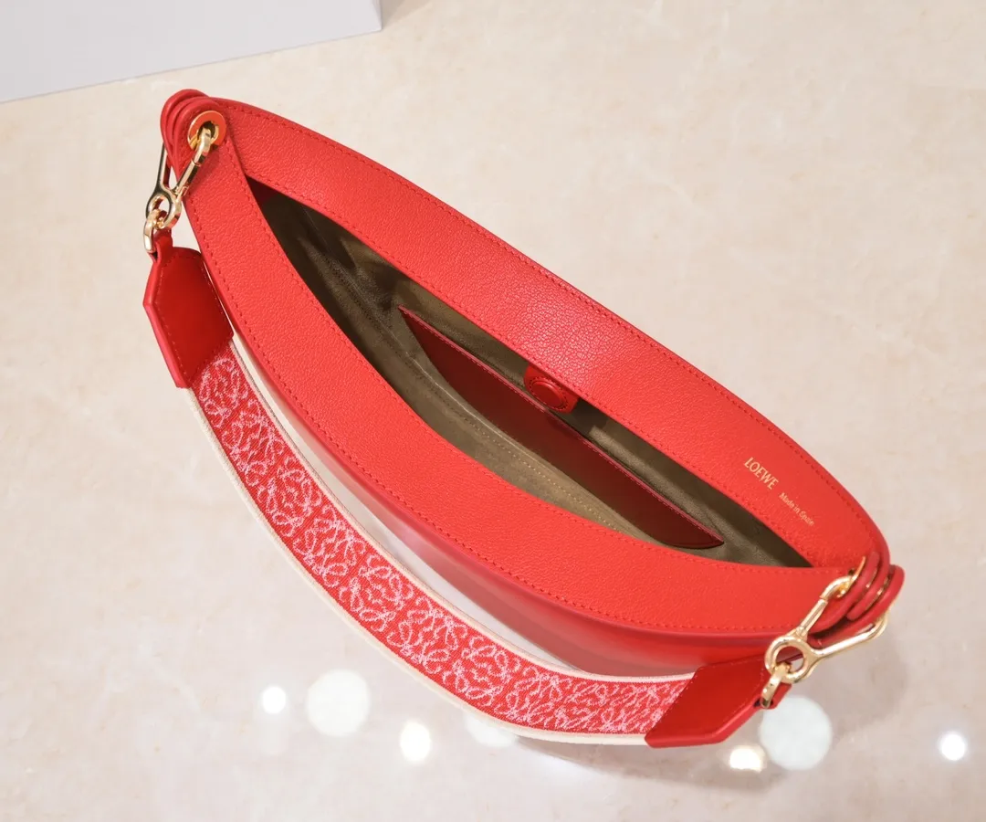 Red, top original order. The smooth crescent shape of the L Luna series moon bag not only elongates the proportions of the whole person without getting stuck on the upper body, but also feels particularly comfortable. The wide shoulder strap design does not press the shoulder buckle opening, making it easier to open and close. The internal capacity is also large, and sunglasses and folding umbrellas can be easily arranged with sliding hanging loops hidden on both sides. Shoulder straps or hanging accessories can be attached, making it convenient for various occasions. It is a bag that shows off its temperament and is highly used in daily life! Luo Yiwei size: 29*27*8cm: model: 8891#